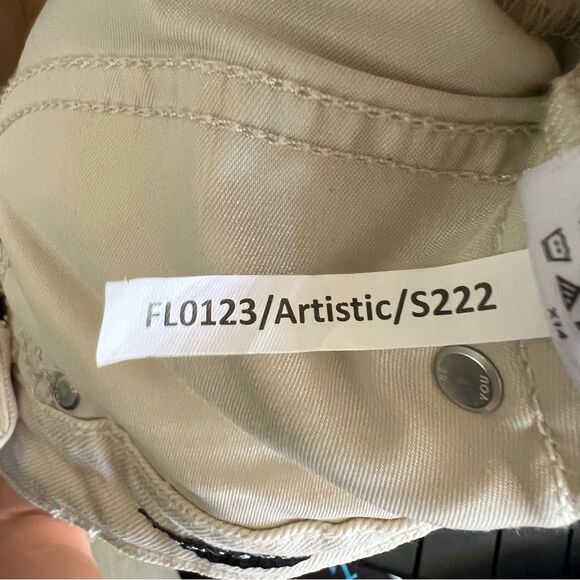 Free Assembly super high-rise straight jeans 🔥 distressed🔥 raw hem 🔥 size 2 - Picture 8 of 8